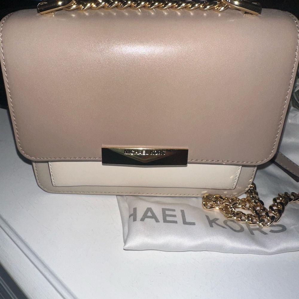 Michael Kors Tan and Cream Crossbody Bag with Gold Chain! Looks new!🤩